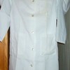 Une des blouses blanches en nylon de ma femme.