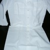 Essayage d'une nouvelle blouse blanche de nylon
