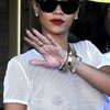 Les photos de Rihanna seins nus à sa sortie d'un hôtel