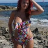 lara topless a la plage