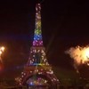 Paris : la Tour Eiffel aux couleurs de l'arc en ciel