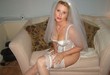 Femme baisée dans sa robe de mariée