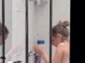 Fille nue filmée par un voyeur