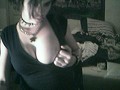 petite émo goth 18ans devant sa webcam branle nounours avec ses seins