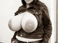 Zoom sur Nadine Jansen model allemand aux seins énormes