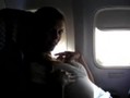 Femme nue en avion