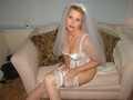 Femme baisée dans sa robe de mariée