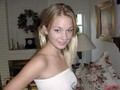 Elodie 19 ans de Pessac nue dans le salon de ses parents