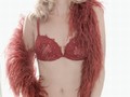 Kate Moss à moitiée nue et en culotte